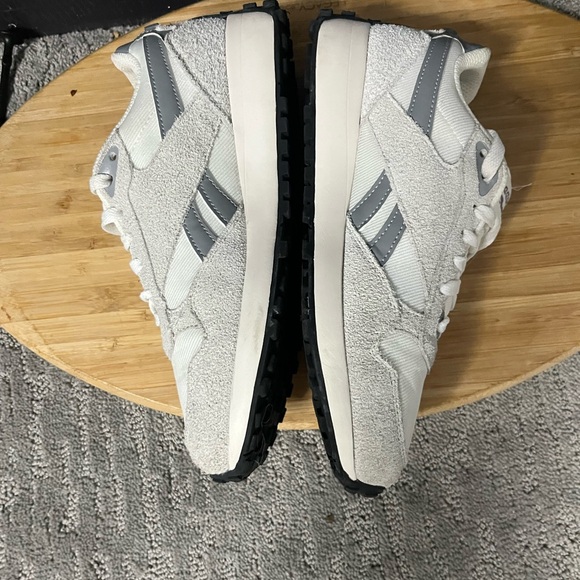 Women’s size 8 Reebok az in good condition suede is to - Picture 5 of 11